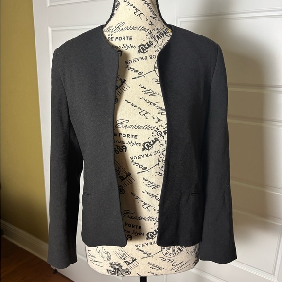 WILFRED | Aritzia Equis Cropped Open-Front Crepe Black Blazer Jacket (Size 6) - Picture 5 of 8